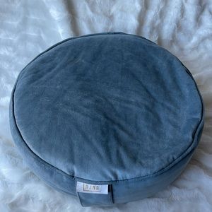 Meditation cushion with carrying bag
